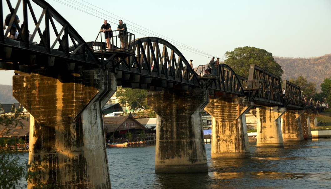 Broen over Kwai valfartes av turister fra hele verden.