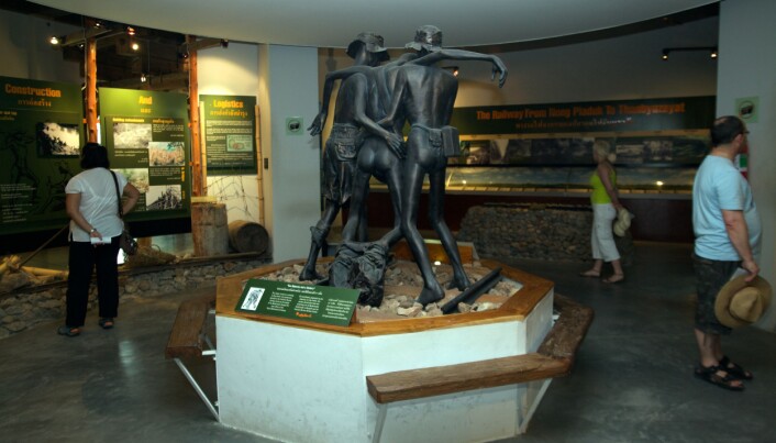 Muséet i Thailand-Burma Railway Centre forteller historien bak byggingen av jernbanen fra Thailand til Burma. Ikke minst lidelsene som lå bak. Hver av disse boltene representerer 500 døde. De to nærmeste samlingene av bolter, representerer døde malayer og burmesere. De andre gruppene følger bak. Muséet i Thailand-Burma Railway Centre forteller historien bak byggingen av jernbanen fra Thailand til Burma. Ikke minst lidelsene som lå bak. Hver av disse boltene representerer 500 døde. De to nærmeste samlingene av bolter, representerer døde malayer og burmesere. De andre gruppene følger bak.