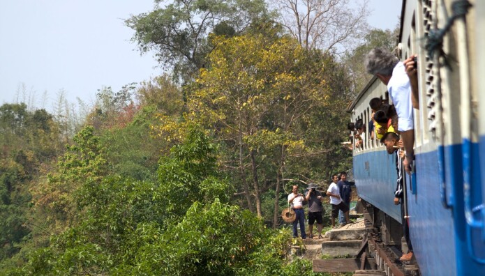 Det er vanskelig å fatte at nesten 100.000 mann måtte bøte med livet for å bygge jernbanelinja til Burma. Deler av linja er fortsatt i bruk, men standarden er ikke all verden. Det rister godt, for å si det mildt. Det er vanskelig å fatte at nesten 100.000 mann måtte bøte med livet for å bygge jernbanelinja til Burma. Deler av linja er fortsatt i bruk, men standarden er ikke all verden. Det rister godt, for å si det mildt.
