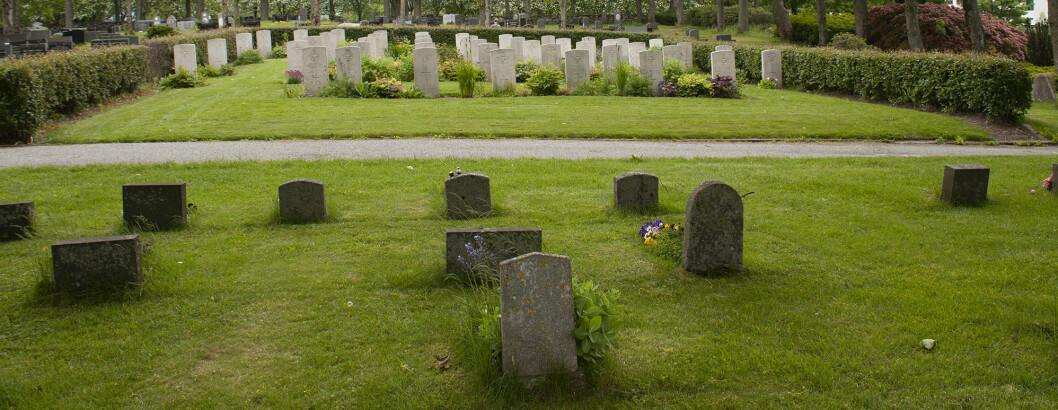 Sola kirkegård. I forgrunnen vanlige festede graver, med den britiske krigskirkegården i bakgrunnen.