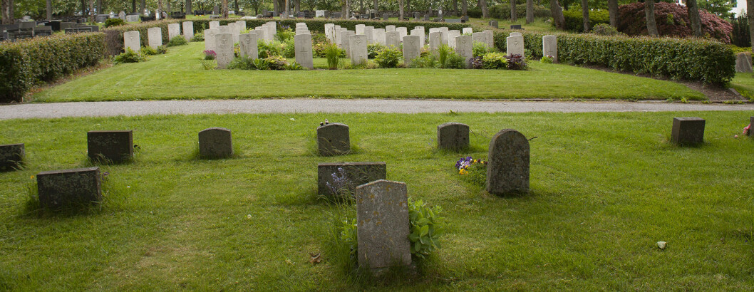Sola kirkegård. I forgrunnen vanlige festede graver, med den britiske krigskirkegården i bakgrunnen. Sola kirkegård. I forgrunnen vanlige festede graver, med den britiske krigskirkegården i bakgrunnen.