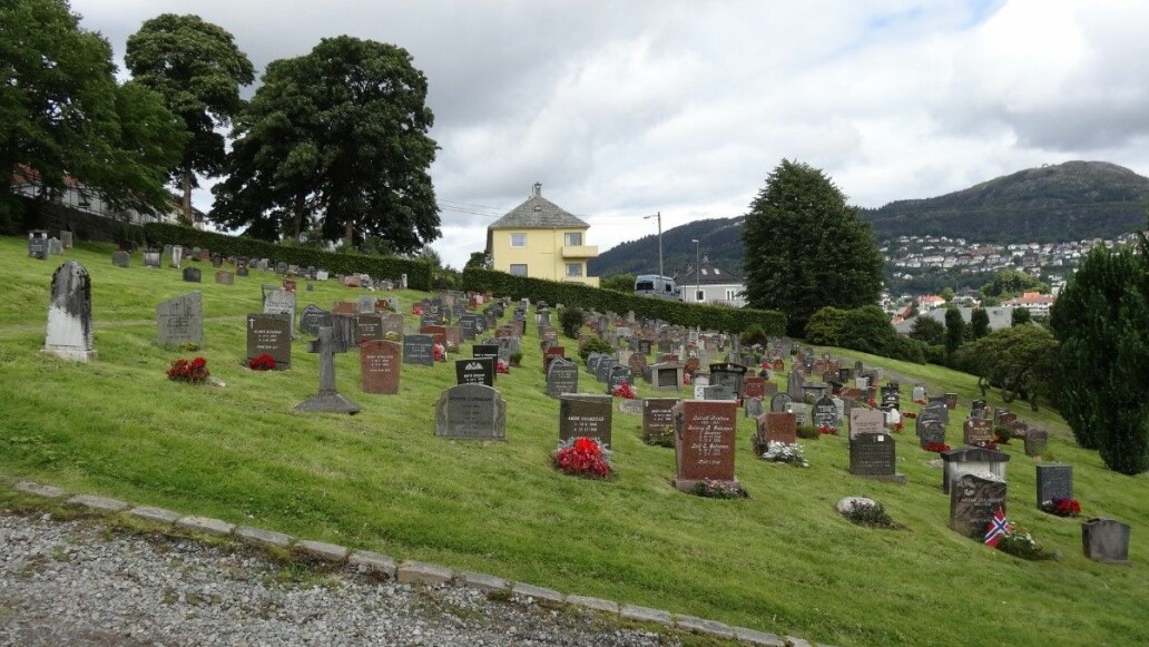 Bratt terreng kan være en utfordring for gravminners stabilitet. Her fra Solheim gravplass i Bergen.