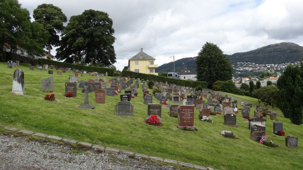 Bratt terreng kan være en utfordring for gravminners stabilitet. Her fra Solheim gravplass i Bergen. Bratt terreng kan være en utfordring for gravminners stabilitet. Her fra Solheim gravplass i Bergen.