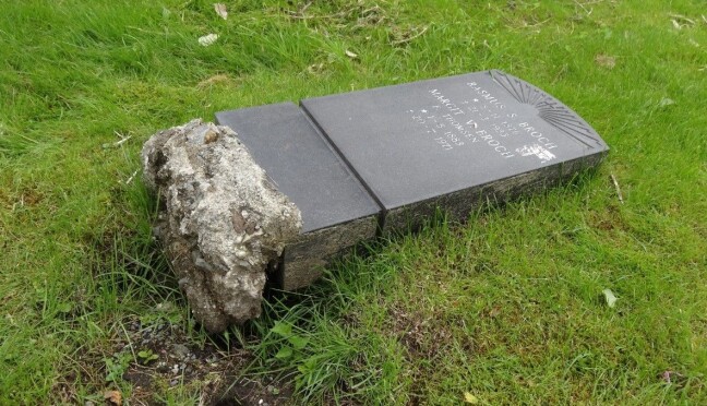 Gravminne med fundament i betong er ikke sikret i henhold til forskriften Gravminne med fundament i betong er ikke sikret i henhold til forskriften