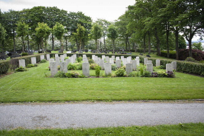 Samveldelandenes falne hviler på Sola kirkegård, rammet inn av en velstelt mispelhekk. Her er det begravd 45 soldater fra 2. verdenskrig.