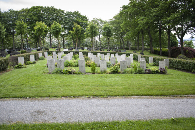 Samveldelandenes falne hviler på Sola kirkegård, rammet inn av en velstelt mispelhekk. Her er det begravd 45 soldater fra 2. verdenskrig. Samveldelandenes falne hviler på Sola kirkegård, rammet inn av en velstelt mispelhekk. Her er det begravd 45 soldater fra 2. verdenskrig.