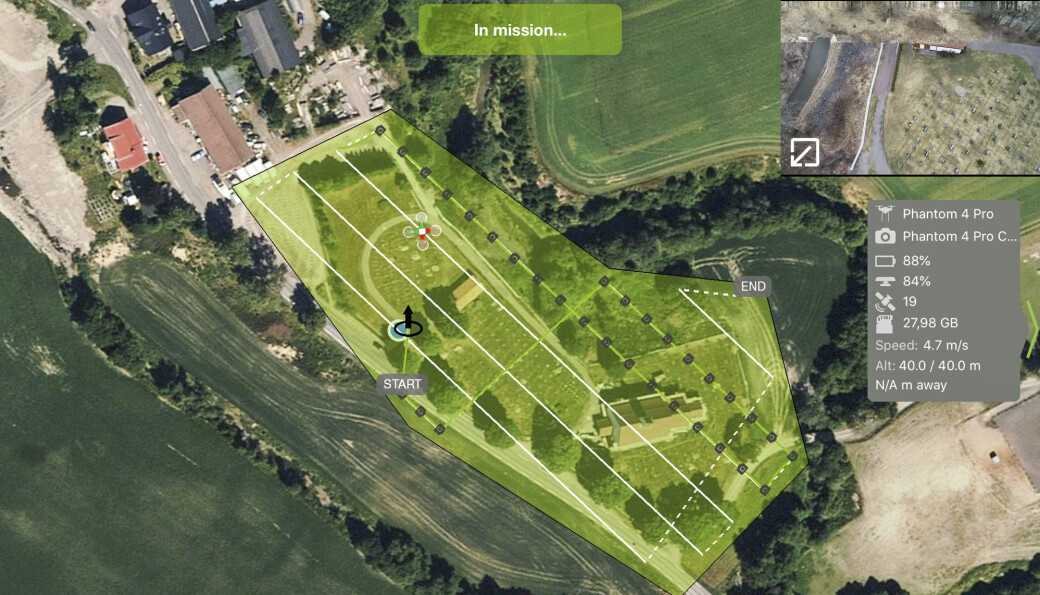 På dette bildet får du et overblikk over dronens flukt over gravplassen. Følg den hvite banen fra start til «end». En
slik dronefotografering gjennomføres i løpet av noen få minutter. På dette bildet får du et overblikk over dronens flukt over gravplassen. Følg den hvite banen fra start til «end». En
slik dronefotografering gjennomføres i løpet av noen få minutter.