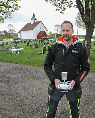 Dronepiloten: Gravplassmyndighetene
må gå gjennom og kvalitetssikre
forslagene til rutenett de får tilsendt etter
dronefotograferingen. – Dette kan være
vanskelig på eldre gravplasser der en
person kan ha hatt kontroll på gravene
i eget hode, sier Jens Grevillius fra
Gravkart.no. Dronepiloten: Gravplassmyndighetene
må gå gjennom og kvalitetssikre
forslagene til rutenett de får tilsendt etter
dronefotograferingen. – Dette kan være
vanskelig på eldre gravplasser der en
person kan ha hatt kontroll på gravene
i eget hode, sier Jens Grevillius fra
Gravkart.no.