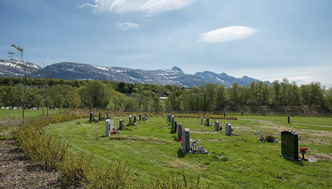 Idylliske omgivelser på Sandnes kirkegård med Syv søstre i bakgrunnen.