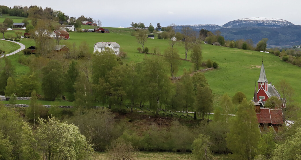 Oversiktsbilde som viser Rødven stavkirke med kirkegård og Rødven kapell i bakgrunnen. Kirkegårdsutvidelsen omfatter området til venstre på bildet. Oversiktsbilde som viser Rødven stavkirke med kirkegård og Rødven kapell i bakgrunnen. Kirkegårdsutvidelsen omfatter området til venstre på bildet.
