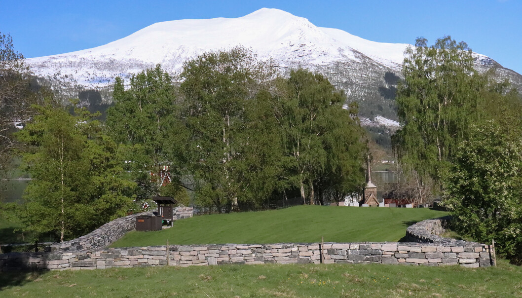 Det utvidede området sett fra nord. Stavkirken og kapellet skimtes gjennom nyutsprunget løv. Det utvidede området sett fra nord. Stavkirken og kapellet skimtes gjennom nyutsprunget løv.