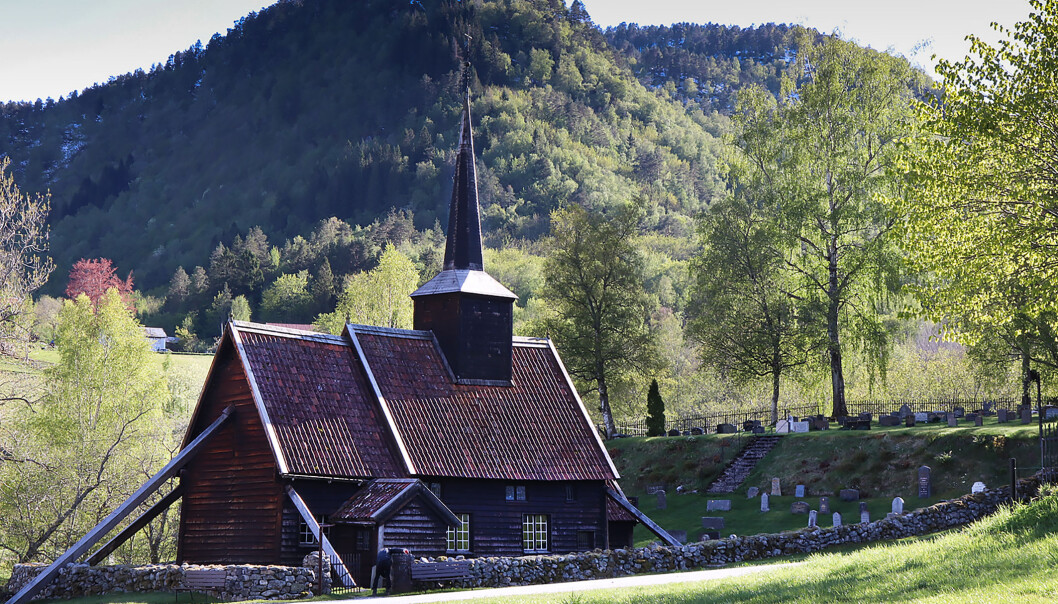 Rødven stavkirke. Middelalderkirkegården ligger rundt kirken. Kirkegården fra 1930 begynner ved trappens øvre del. Utvidelsen fra 2014 er i forlengelse av denne. Rødven stavkirke. Middelalderkirkegården ligger rundt kirken. Kirkegården fra 1930 begynner ved trappens øvre del. Utvidelsen fra 2014 er i forlengelse av denne.