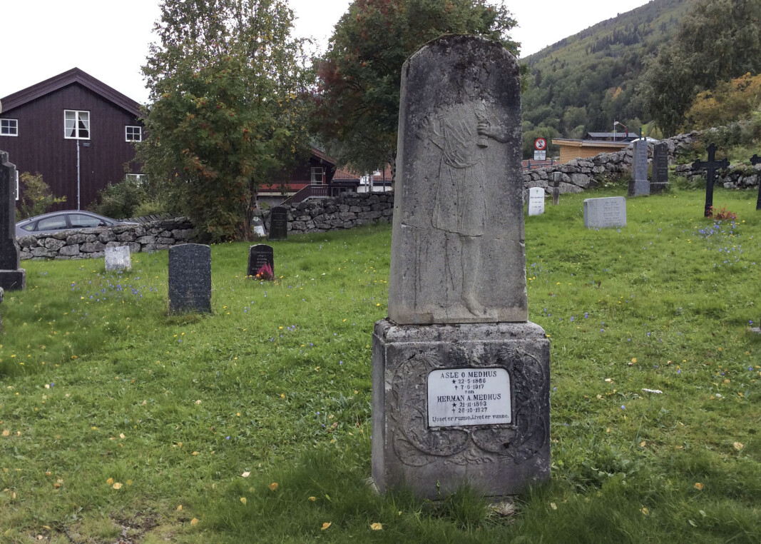 På en av de flate obeliskene, er motivet «Den gode hyrde», Jesus som ofrer livet for sauene sine. Bildet er kjent fra gresk antikk, det er tatt opp igjen av de første kristne – og gjengitt her til håp og trøst. Gravminnet er utført i «kunsten» ig gjengitt i produktkatalogen til Norsk Kunststen A/S, Porsgrund: 1921. På en av de flate obeliskene, er motivet «Den gode hyrde», Jesus som ofrer livet for sauene sine. Bildet er kjent fra gresk antikk, det er tatt opp igjen av de første kristne – og gjengitt her til håp og trøst. Gravminnet er utført i «kunsten» ig gjengitt i produktkatalogen til Norsk Kunststen A/S, Porsgrund: 1921.
