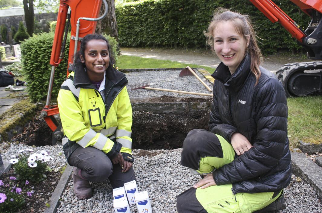 Monica Jayesingha (til venstre) og Inghild Økland synes det er spesielt å ta jordprøver på en gravplass.