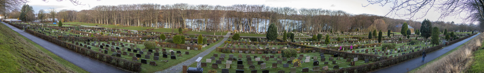 <span class=" italic" data-lab-italic_desktop="italic"><span class=" font-weight-bold" data-lab-font_weight_desktop="font-weight-bold">Et panoramabilde av gravlunden, med Mosvannet i bakgrunnen.</span></span> <span class=" italic" data-lab-italic_desktop="italic"><span class=" font-weight-bold" data-lab-font_weight_desktop="font-weight-bold">Et panoramabilde av gravlunden, med Mosvannet i bakgrunnen.</span></span>