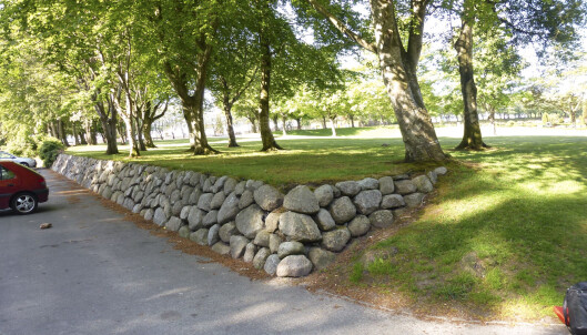 <span class=" italic" data-lab-italic_desktop="italic"><span class=" font-weight-bold" data-lab-font_weight_desktop="font-weight-bold">Mot parkeringsplassen er det anlagt en mur av naturstein og en trerekke skiller gravplassen fra parkeringsplassen.</span></span> <span class=" italic" data-lab-italic_desktop="italic"><span class=" font-weight-bold" data-lab-font_weight_desktop="font-weight-bold">Mot parkeringsplassen er det anlagt en mur av naturstein og en trerekke skiller gravplassen fra parkeringsplassen.</span></span>