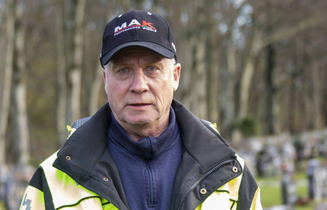 – Jeg synes utvidelsen her på Tjensvoll gravlund fungerer godt. Det eneste negative er fuktproblemene på den navna minnelunden, sier driftsleder
Hedly Pedersen. – Jeg synes utvidelsen her på Tjensvoll gravlund fungerer godt. Det eneste negative er fuktproblemene på den navna minnelunden, sier driftsleder
Hedly Pedersen.