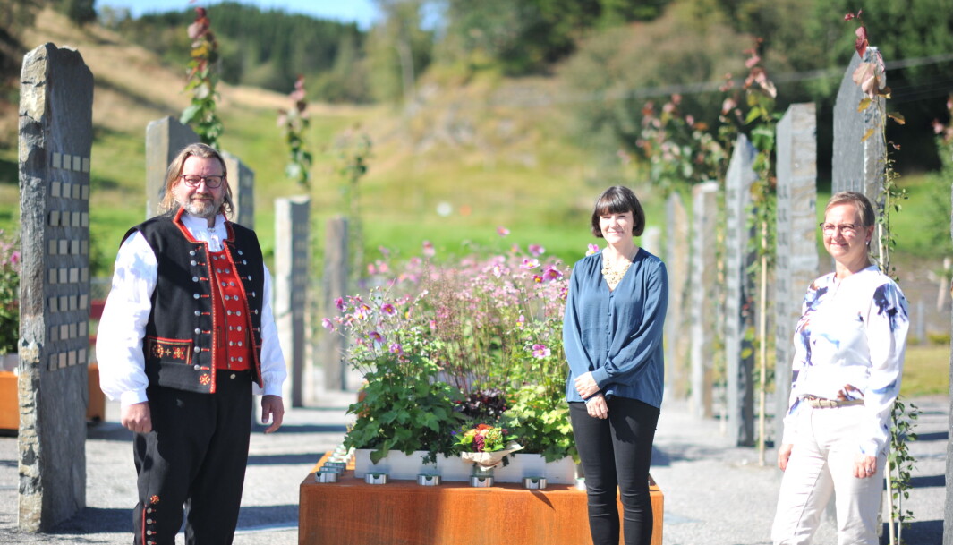Fra åpningen av Antveit gravplass i Bergen. Landskapsarkitekt Erik Bjerkelund (fra venstre), kulturbyråd Katrine Nødtvedt og gravpalssjef Inghild Hareide Hansen. Fra åpningen av Antveit gravplass i Bergen. Landskapsarkitekt Erik Bjerkelund (fra venstre), kulturbyråd Katrine Nødtvedt og gravpalssjef Inghild Hareide Hansen.
