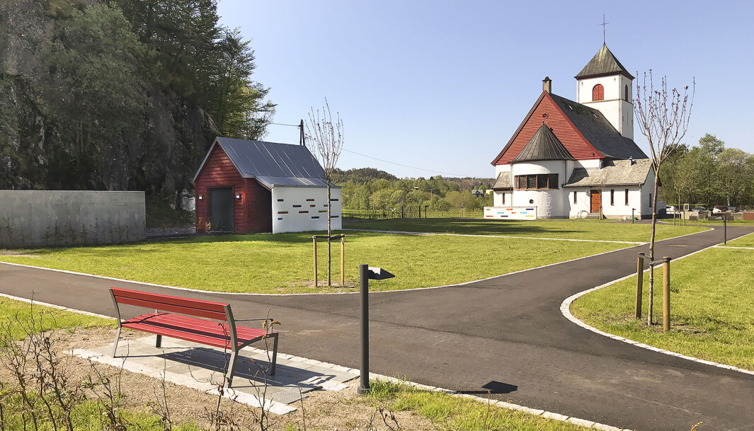 <span class=" italic" data-lab-italic_desktop="italic"><span class=" font-weight-bold" data-lab-font_weight_desktop="font-weight-bold">Førde kirkegård i Sveio, Vestland fylke. Benk og driftsbygg i samme farge som kirken, skaper helhet på gravplassen. Den grå muren til venstre skjermer for jordlageret.</span></span> <span class=" italic" data-lab-italic_desktop="italic"><span class=" font-weight-bold" data-lab-font_weight_desktop="font-weight-bold">Førde kirkegård i Sveio, Vestland fylke. Benk og driftsbygg i samme farge som kirken, skaper helhet på gravplassen. Den grå muren til venstre skjermer for jordlageret.</span></span>