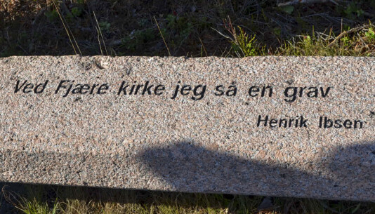 <span class="italic" data-lab-italic_desktop="italic"><span class="font-weight-bold" data-lab-font_weight_desktop="font-weight-bold">«Terje Vigen» ført i pennen av Henrik Ibsen, omtalte Fjære kirke.</span></span> <span class="italic" data-lab-italic_desktop="italic"><span class="font-weight-bold" data-lab-font_weight_desktop="font-weight-bold">«Terje Vigen» ført i pennen av Henrik Ibsen, omtalte Fjære kirke.</span></span>