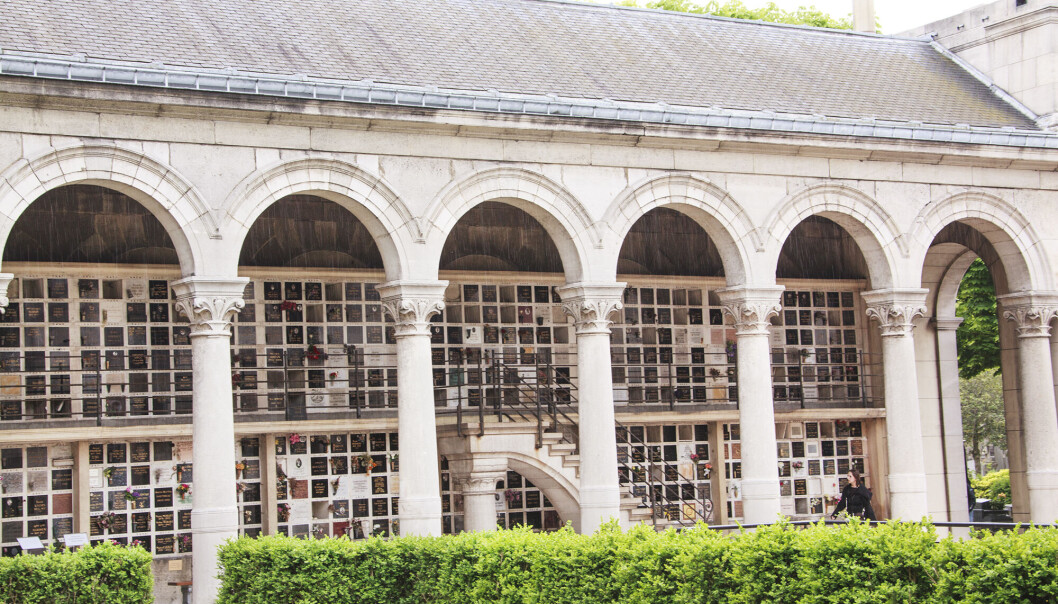 <span class=" italic" data-lab-italic_desktop="italic"><span class=" font-weight-bold" data-lab-font_weight_desktop="font-weight-bold">Kolumbarier, som dette på kjendisgravplassen La Père Lachaise i Paris, er vanlige syn på kontinentet.</span></span> <span class=" italic" data-lab-italic_desktop="italic"><span class=" font-weight-bold" data-lab-font_weight_desktop="font-weight-bold">Kolumbarier, som dette på kjendisgravplassen La Père Lachaise i Paris, er vanlige syn på kontinentet.</span></span>