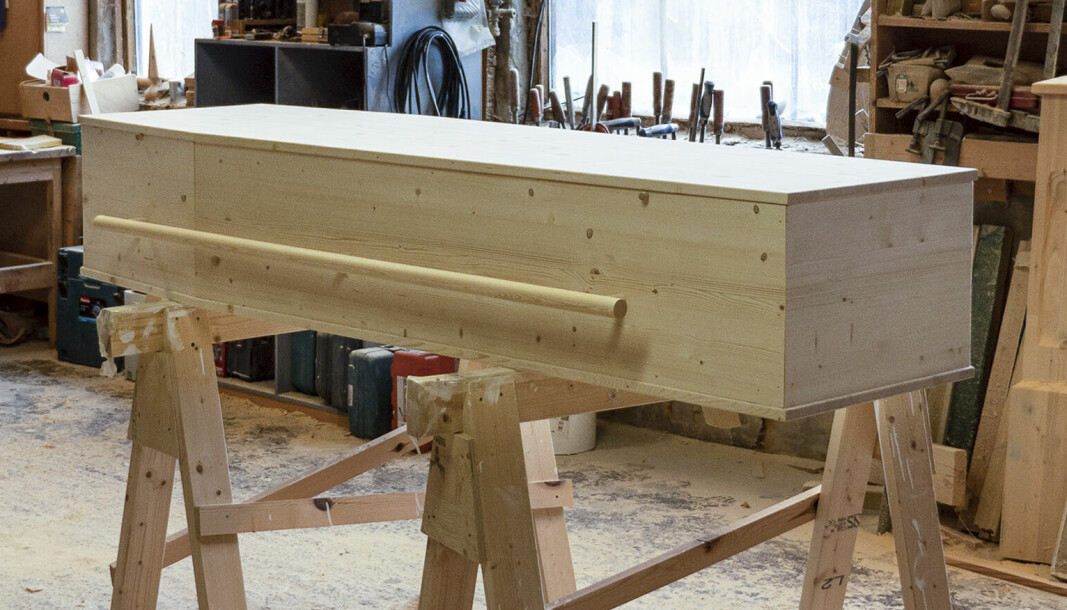 Norgeskistas modell Gran2 kan bestilles som byggesett, der man selv sammenstiller, og eventuelt dekorerer, kista som skal brukes til en gravferd.