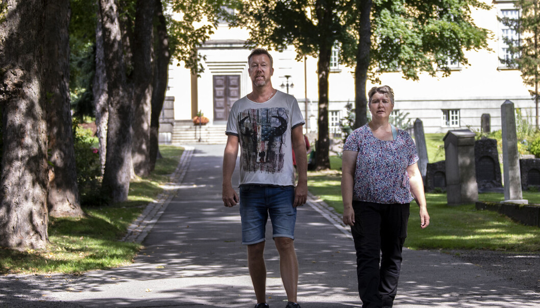 <span class=" italic" data-lab-italic_desktop="italic"><span class=" font-weight-bold" data-lab-font_weight_desktop="font-weight-bold">– Min kollega er gravplassarbeider Hilde Fuglesang som jeg gikk sammen med på Statens gartnerskole, Jensvoll i sin tid…og våre veier krysset igjen i 2006.Click to add image caption</span></span> <span class=" italic" data-lab-italic_desktop="italic"><span class=" font-weight-bold" data-lab-font_weight_desktop="font-weight-bold">– Min kollega er gravplassarbeider Hilde Fuglesang som jeg gikk sammen med på Statens gartnerskole, Jensvoll i sin tid…og våre veier krysset igjen i 2006.Click to add image caption</span></span>