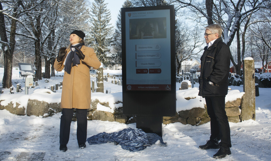 Den digitale informasjonstavla på Skedsmo kirkegård ble avduket 2. februar av konstituert sogneprest Anne Borgen i Skedsmo menighet og Tor-Arne L. Jensen, daglig leder i Procon Digital AS.