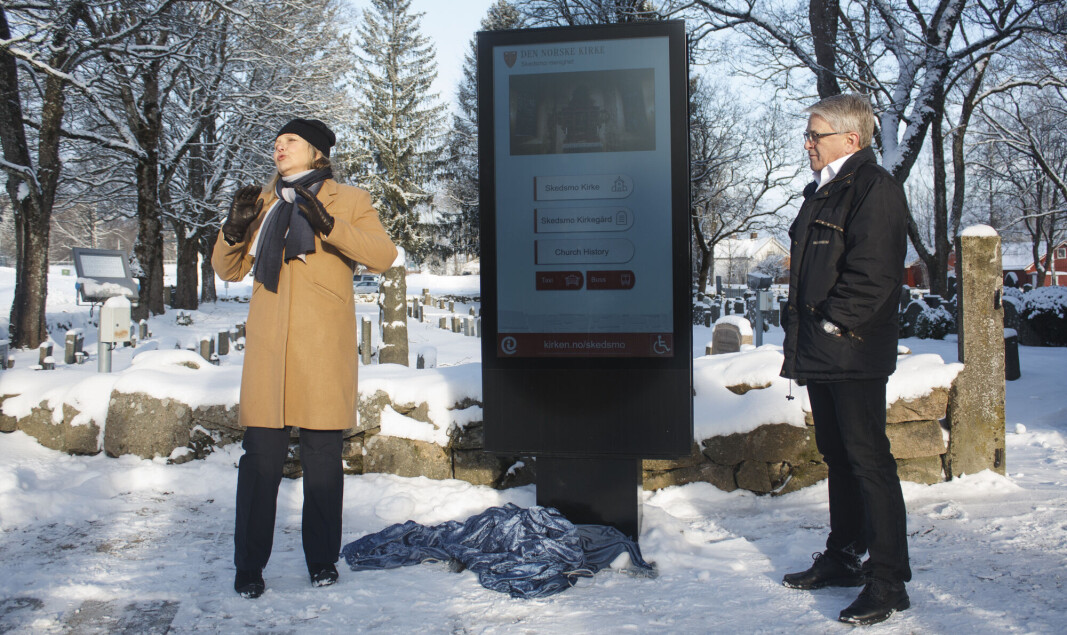 Den digitale informasjonstavla på Skedsmo kirkegård ble avduket 2. februar av konstituert sogneprest Anne Borgen i Skedsmo menighet og Tor-Arne L. Jensen, daglig leder i Procon Digital AS. Den digitale informasjonstavla på Skedsmo kirkegård ble avduket 2. februar av konstituert sogneprest Anne Borgen i Skedsmo menighet og Tor-Arne L. Jensen, daglig leder i Procon Digital AS.