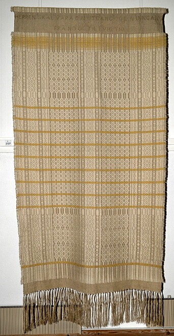 Åkle produsert av Tone Garnås Svalastog. Åkleet har tittelen Utgang - inngang, og er av typen Nordlandsteppe. Det er blitt benyttet ved gravferd. I øvre kant er det et felt med brodert tekst henta fra salme 121: Herren skal vara din utgang og din inngang frå no og til evig tid. Åkle produsert av Tone Garnås Svalastog. Åkleet har tittelen Utgang - inngang, og er av typen Nordlandsteppe. Det er blitt benyttet ved gravferd. I øvre kant er det et felt med brodert tekst henta fra salme 121: Herren skal vara din utgang og din inngang frå no og til evig tid.