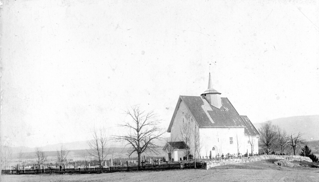 Gamle foto kan være gode kilder i arbeid med verneplan for gravplass. Her Bø gamle kyrkje sett fra sør-vest ca.1900-1910.