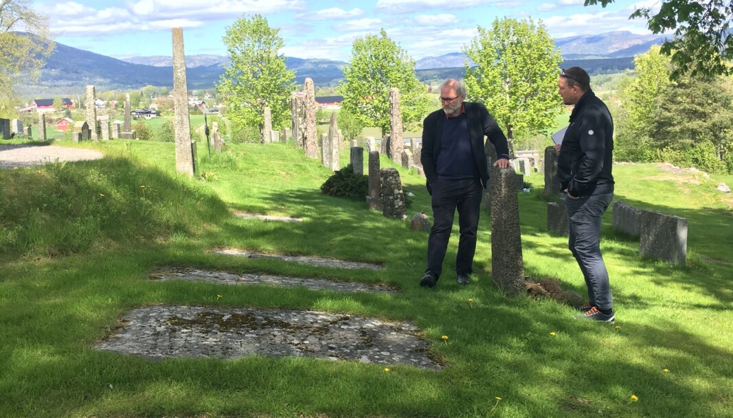 Kirkeverge Martin Stærk (til høyre) og Finn Rønning fra Bø museum studerer gravminnet etter kaptein Mathias Rye (1756-1818). Kirkeverge Martin Stærk (til høyre) og Finn Rønning fra Bø museum studerer gravminnet etter kaptein Mathias Rye (1756-1818).