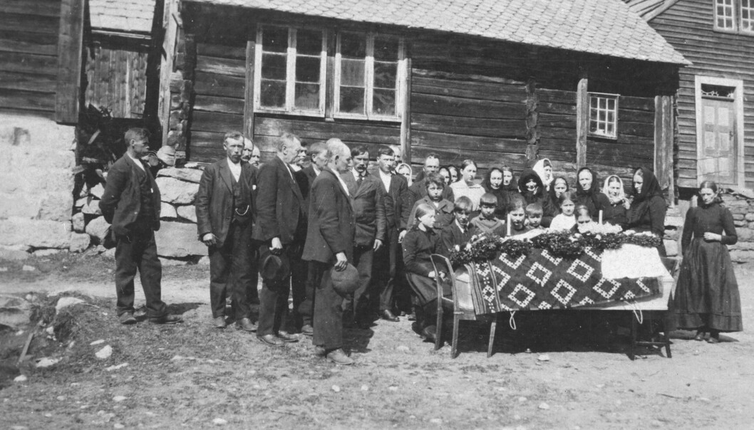 Kisteteppe brukt ved gravferd i Eidfjord, Hordaland i 1933. Tilhører Hardanger og Voss Museum. Kisteteppe brukt ved gravferd i Eidfjord, Hordaland i 1933. Tilhører Hardanger og Voss Museum.