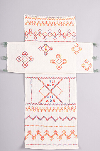 Kistekross i lin med broderi i ullgarn. Produsert i 2013 av Hanne Julie Gåsø Roholdt og Gunnvor Mandt. Rekonstruksjon av tekstil fra 1760-åra. Tilhører Kviteseid Bygdetun, Vest-Telemark Museum Kistekross i lin med broderi i ullgarn. Produsert i 2013 av Hanne Julie Gåsø Roholdt og Gunnvor Mandt. Rekonstruksjon av tekstil fra 1760-åra. Tilhører Kviteseid Bygdetun, Vest-Telemark Museum