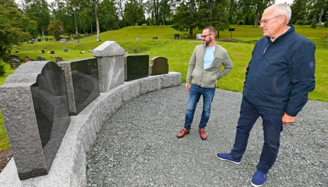 Krematorium- og gravlundssjef Jørgen Forøy studerer minnelund Tromsø. Minnelunden er utformet med gamle gravminner.