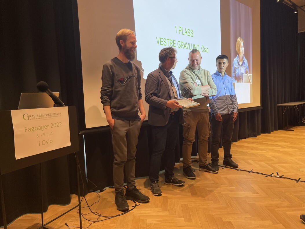 Stolte representanter fra Vestre gravlund mottar årets pris. Fra venstre gartner og fagarbeider Magnus Gommerud Nielsen, seksjonsleder Sten Arne Skulbru, assisterende seksjonsleder Søren Jakobsen, fagarbeider og gartner Majeed Hashemi. Stolte representanter fra Vestre gravlund mottar årets pris. Fra venstre gartner og fagarbeider Magnus Gommerud Nielsen, seksjonsleder Sten Arne Skulbru, assisterende seksjonsleder Søren Jakobsen, fagarbeider og gartner Majeed Hashemi.
