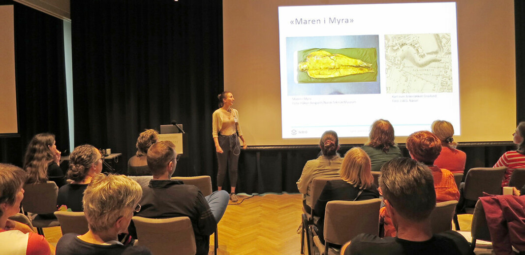 Inghild Økland holder foredrag under Gravplassforeningens fagdager i Oslo.