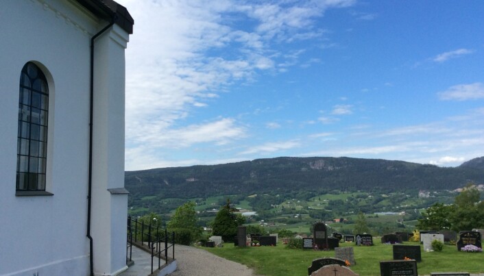 Tranby kirke og gravplass illustrere kirkestedet som stedmarkør og signalbygg som vises godt i landskapet. Tranby kirke og gravplass illustrere kirkestedet som stedmarkør og signalbygg som vises godt i landskapet.