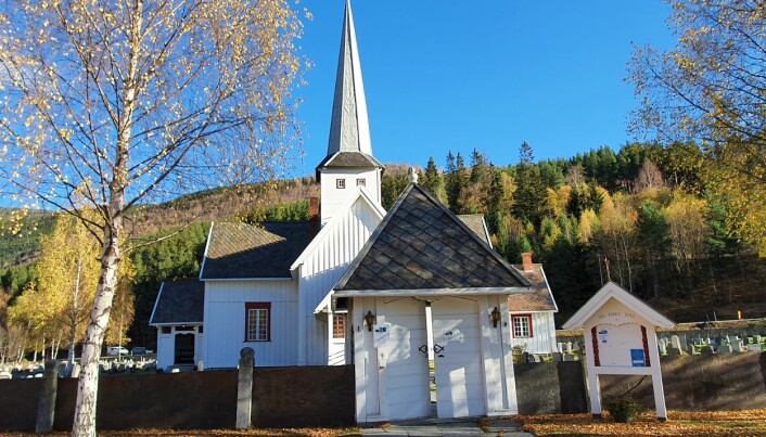 Sel kirke med kirkegården som omkranser kirkestedet.