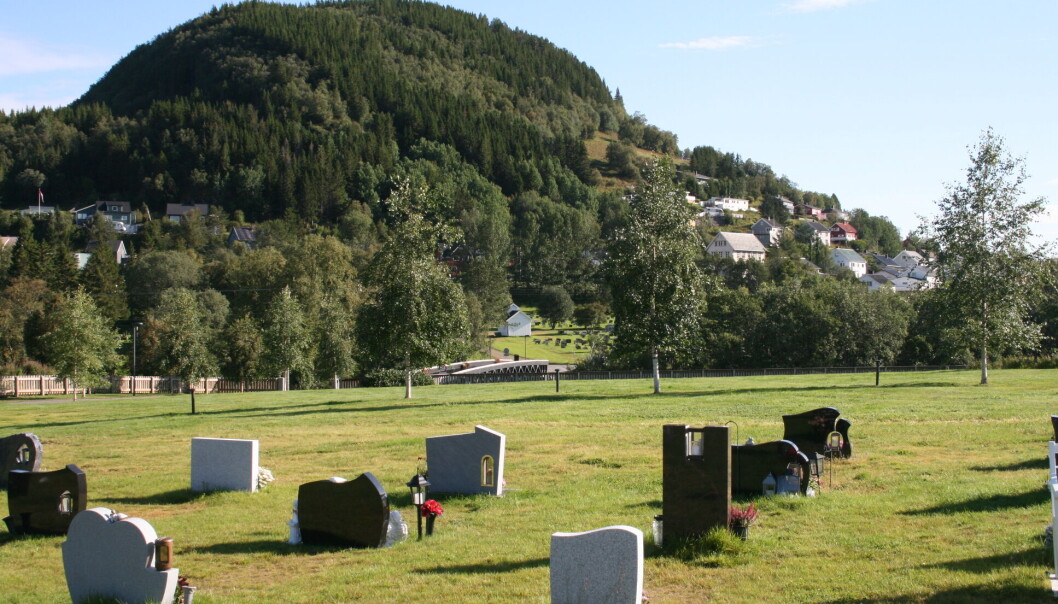 Et nytt gravfelt er tatt i bruk. I bakgrunnen ses eksisterende gravlund og brua som binder gravlundene sammen. Et nytt gravfelt er tatt i bruk. I bakgrunnen ses eksisterende gravlund og brua som binder gravlundene sammen.