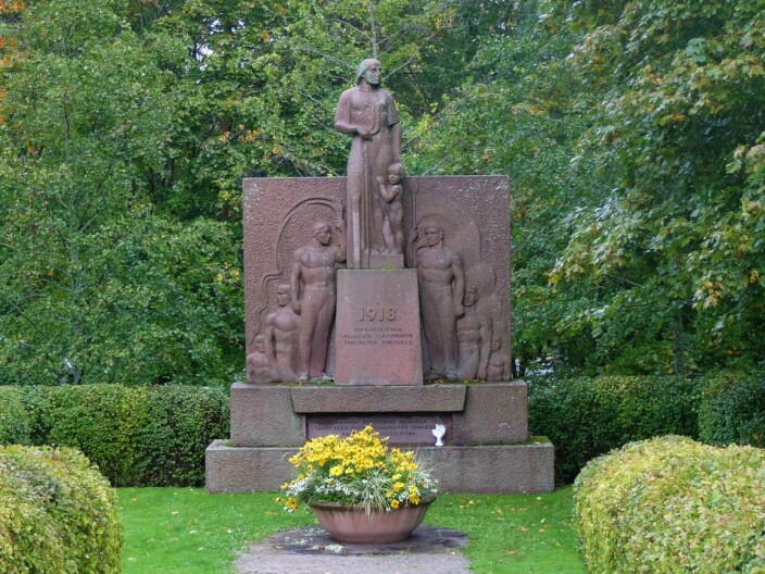 Monument over "de røde". Omkring 41 000 døde i den finske borgerkrigen, hvorav ca. 30 000 var fra den tapende røde, kommunistiske siden. I 1927 fantes det 300 monumenter for "de hvite" og 12 for "de røde".
