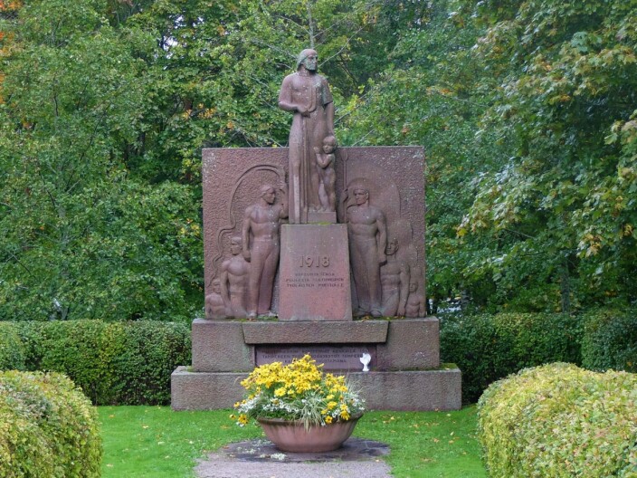 Monument over "de røde". Omkring 41 000 døde i den finske borgerkrigen, hvorav ca. 30 000 var fra den tapende røde, kommunistiske siden. I 1927 fantes det 300 monumenter for "de hvite" og 12 for "de røde". Monument over "de røde". Omkring 41 000 døde i den finske borgerkrigen, hvorav ca. 30 000 var fra den tapende røde, kommunistiske siden. I 1927 fantes det 300 monumenter for "de hvite" og 12 for "de røde".
