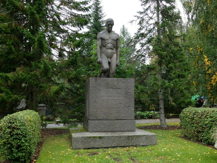 Monument over "de hvite". Laget av skulptøren Evert Porila, 1921