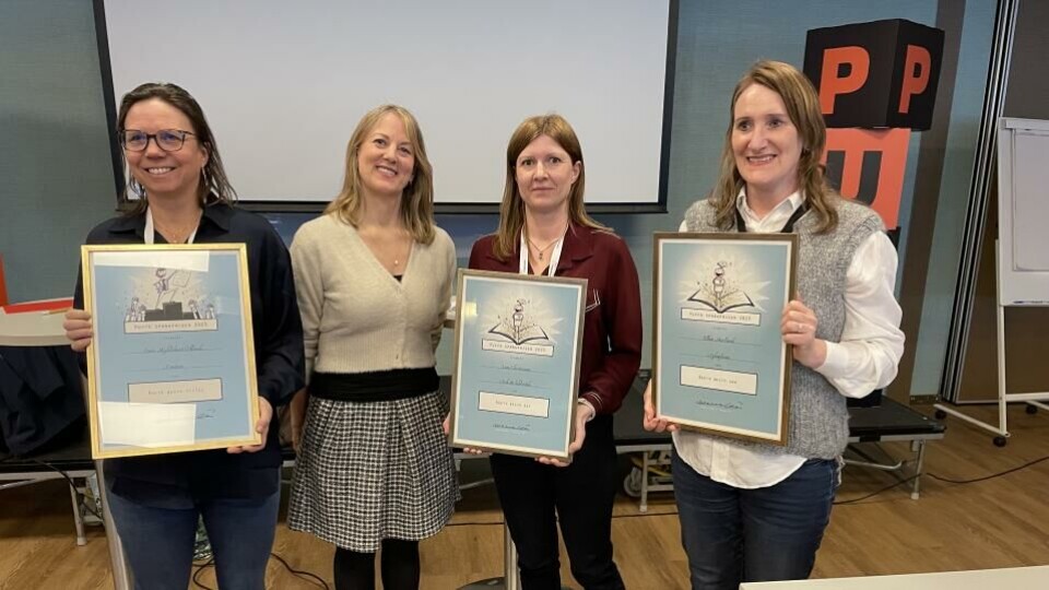 Her er vinnerne av PUFFs språkpriser 2024, fra venstre tittelvinner Anne Myklebust Odland, Fontene; juryleder Helene Uri; Lene Christensen – frilanser for Bok og bibliotek og Ellen Morland i Sykepleien. De to sistnevnte delte hovedprisen Årets beste sak. (Foto: BN).