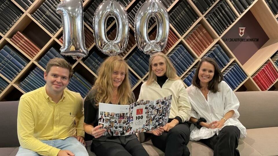 Den jubilerende redaksjonen i Advokatbladet - fra venstre Henrik Skjevestad, redaktør Nina Schmidt; Kari Hegstad og Thea N. Dahl. (Foto: BN).
