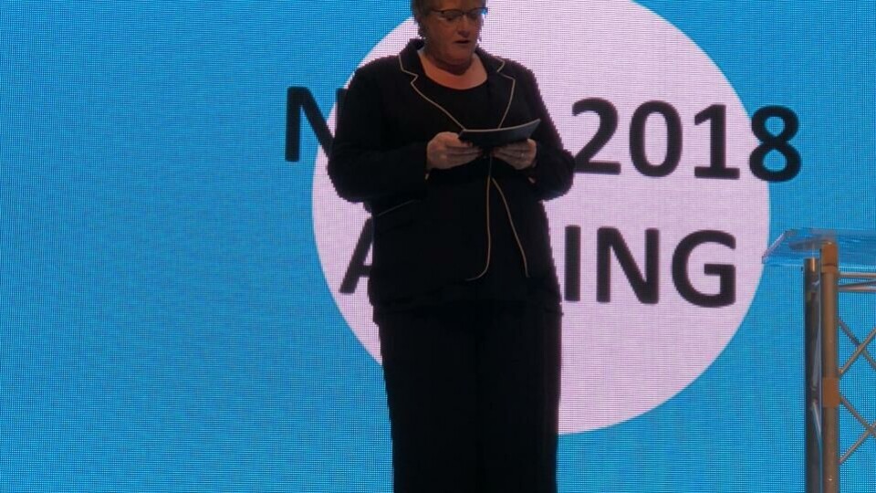 Kulturminister Trine Skei Grande (V) på scenen under åpningen av Nordiske mediedager 2018. Det var her hun kom med nyheten om at også fagpresse får del i det digitale mva-fritaket. (Foto: Berit Nyman).