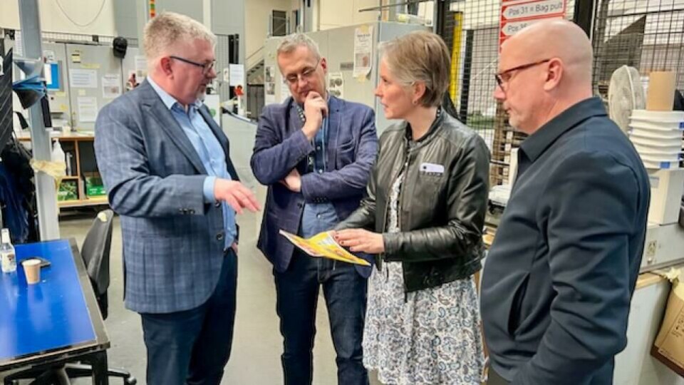 Per Brikt Olsen og Camilla Briså har vært på besøk hos Stibo på Jylland. Her inne fra en av produktsjonshallene. Fra venstre Lars-Åke Møller, Per Brikt Olsen, Camilla Briså og Søren Rygaard. Foto: Espen Johannessen, Stibo.