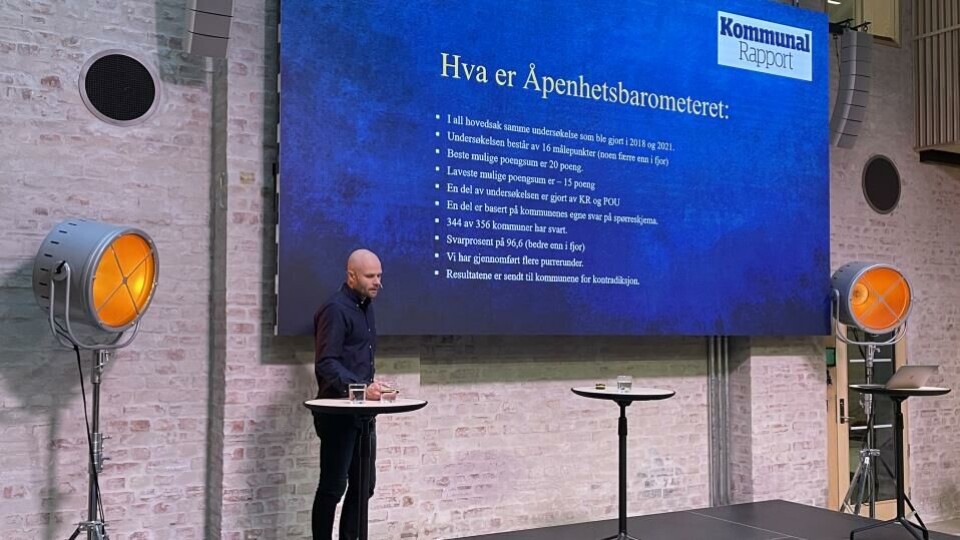 Journalist Thomas Frigård i Kommunal Rapport la fram hovedfunnene i Åpenhetsbarometeret 2022 på et seminar i Pressens hus tirsdag morgen. (Foto: Per Brikt Olsen).