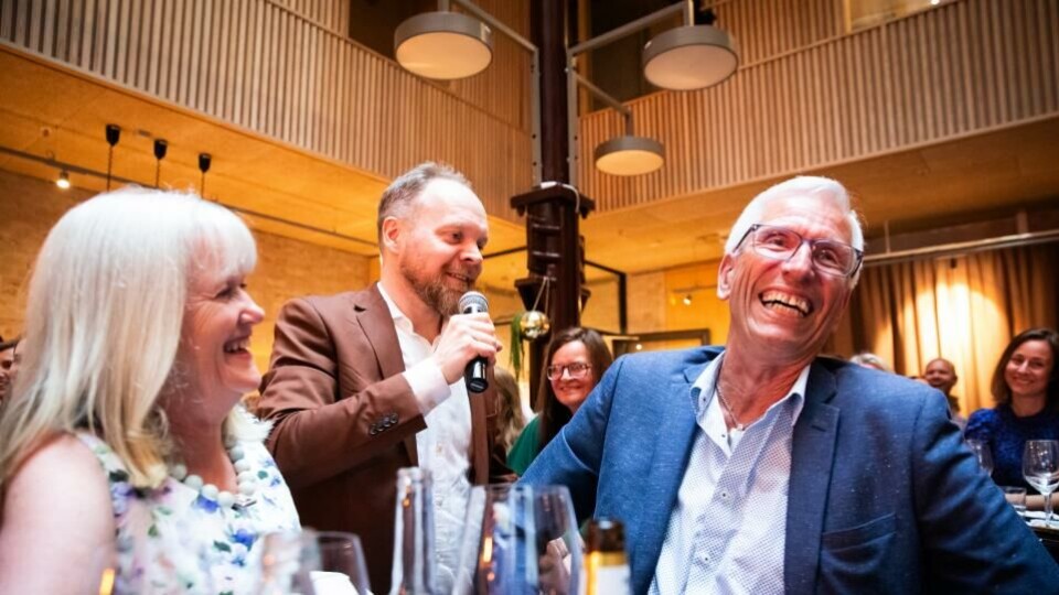 Redaktør Knut Randem i Bobilverden.no blir 'offer' for Jon Niklas Rønnings spontanskriving av sangtekst. Til venstre redaktør Eva Holte i Utemiljø. Foto: Petter Berntsen, NTB.