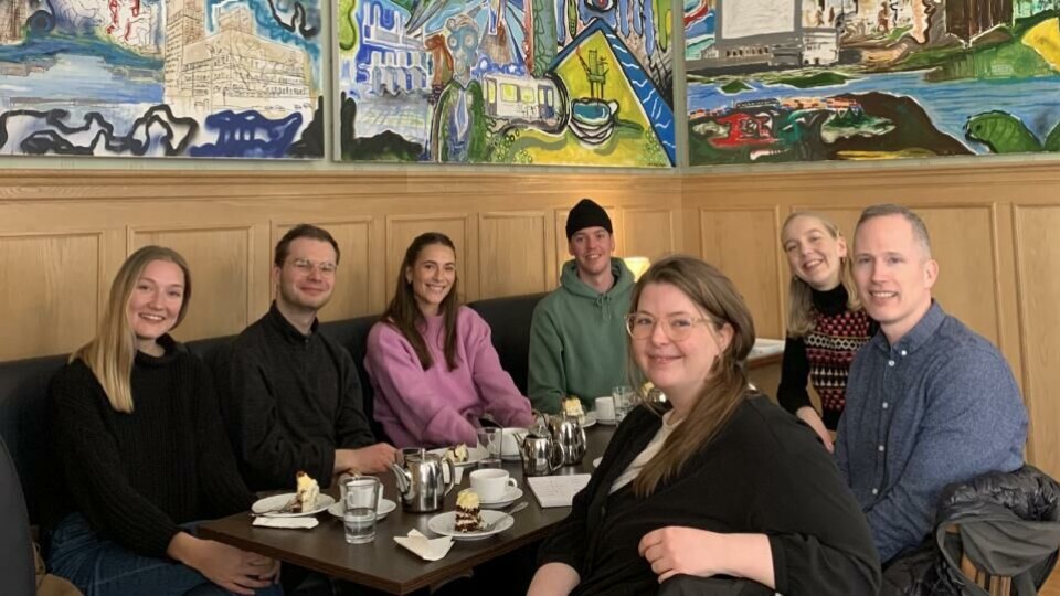 Her er de ansatte i Psykologisk.no: Journalist og bokansvarlig Jenny Baksaas, redaksjonssjef Jonas Sundquist, markedskoordinator Julie Blystad, desksjef Anders Zerener, journalist og debattansvarlig Andrea Sørøy, journalist og arbeidslivsansvarlig Synnøve Fonneland og ansvarlig redaktør Pål Johan Karlsen jobber alle i dagsavisen Psykologisk.no, i likhet med administrasjonssjef Vera Thorvarsdottir og journalistene Susanne Blindheim og Jonas Sire (de siste tre er ikke med på bildet). (Foto: Psykologisk.no)